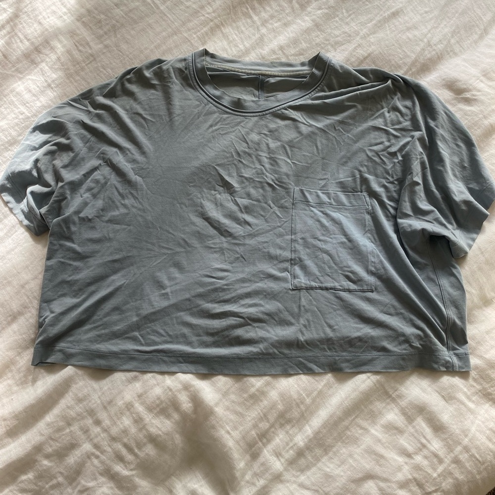 Lululemon Cropped T-shirt Women’s sz8 Light Blue